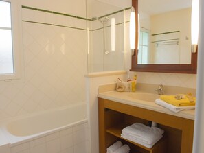 Bathroom - Atmospheric Holiday Home Near Lacanau Surrounded by a Forest (Lacanau)