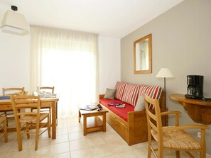 Apartment | Living room - Apartment in France With Pool Views (Montignac)