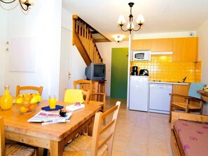 Apartment | Living room - Apartment in France With Pool Views (Montignac)