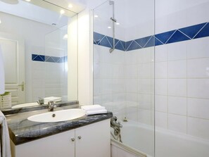 Apartment | Bathroom - Apartment in France With Pool Views (Montignac)
