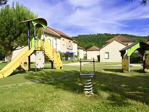 Children's area - Apartment in France With Pool Views (Montignac)