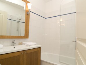 House | Bathroom | Combined shower/tub - Cozy Holiday Home in Trébas With Sauna (Trebas)