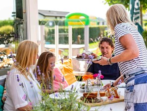 Dining - Comfortable Chalet With Dishwasher, Near the Sea in Egmond (Egmond aan den Hoef)