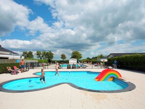 Outdoor pool - Comfortable Chalet With Dishwasher, Near the Sea in Egmond (Egmond aan den Hoef)