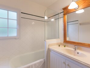 House | Bathroom | Bathtub, towels - Authentic Holiday Home Located on South Coast of the Landes (Moliets-et-Maa)