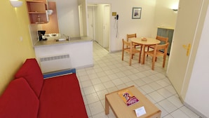 Apartemen | Dapur pribadi | Lemari es, oven, mesin pencuci piring, dan kursi makan untuk bayi