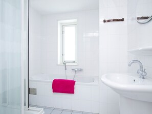 Villa | Bathroom | Shower - Comfortable Villa With Garden and Terrace, Near Rockanje (Hellevoetsluis)