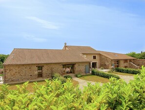 Exterior - Spacious Estate in Roussines (Roussines)