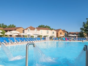 Outdoor pool - Traditional, Stylish Apartment in a Culturally Rich Region (Monflanquin)