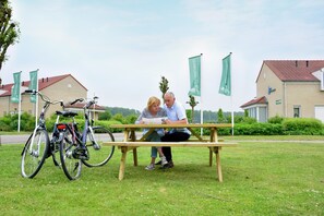 Outdoor dining - Tail-wagging Lake Escape (Heel)