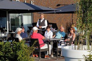 Outdoor dining - Tail-wagging Lake Escape (Heel)