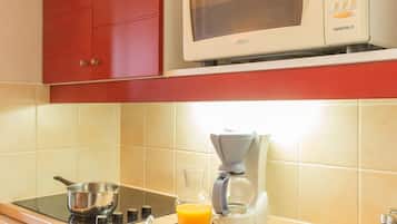 Tủ lạnh, lò vi sóng, máy rửa bát, dụng cụ pha cà phê/trà