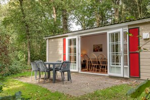 Chalet | Outdoor dining - Tranquil Stay in Drenthe (Borger)