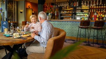 Apartment | Bar (on property)