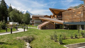 Exterior - Apartment in France With Heated Pool & Wellness (Chamonix-Mont-Blanc)