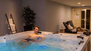 Indoor spa tub - Apartment in France With Heated Pool & Wellness (Chamonix-Mont-Blanc)