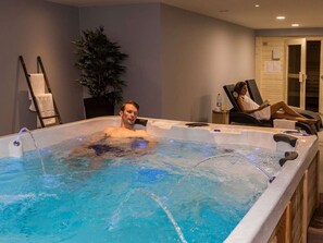 Indoor spa tub - Apartment in France With Heated Pool & Wellness (Chamonix-Mont-Blanc)