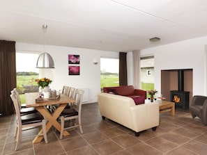 Living room - Spacious Holiday Home With Garden (Tynaarlo)