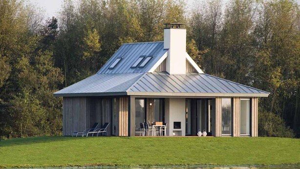 Een modern huis met een schuin metalen dak, grote glasramen en een overdekt terras met tuinmeubilair.
