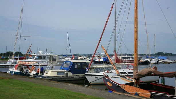 En lystbådehavn med forskellige både i havnen.