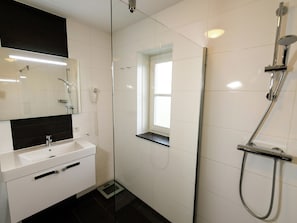 Bathroom - Luxury Wellness Villa With a Jetty, Located in Giethoorn (Giethoorn)