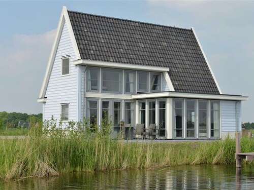 Luxury Wellness Villa With a Jetty, Located in Giethoorn