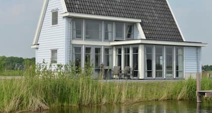 Luxury Wellness Villa With a Jetty, Located in Giethoorn