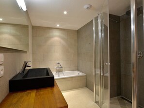 Apartment | Badezimmer | Badewanne, Handtücher