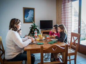 Dining - Comfortable Chalet With Dishwasher, in Cozy Joue du Loup (Le Dévoluy)