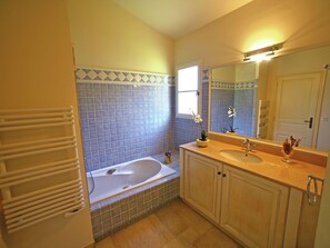Ferienhaus | Badezimmer | Badewanne, Handtücher