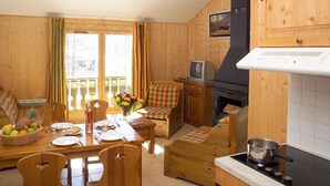 Apartment | Living room - Traditional Apartment With Fireplace 200 m. From the Center (Isola)