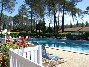Outdoor pool - Cozy Bungalow With a Terrace Located Just 5 km From the Lake (Lit-et-Mixe)