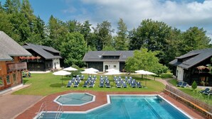 Outdoor pool - Authentic Apartment in Oberaichwald near Hiking Area (Finkenstein am Faaker See)