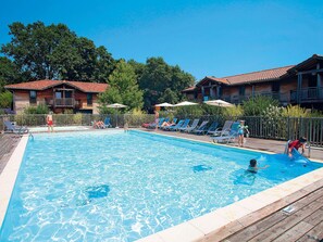 Outdoor pool - Nice Apartment With Wifi Located 2.5 km. From the Beach (Messanges)