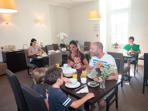Dining - Snug Apartment in a 17th Century Castle in a Breton Village (Baden)