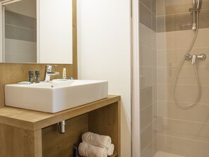 Apartment | Bathroom - Apartment in Beaufort With Spa & Mountain Views (Beaufort)