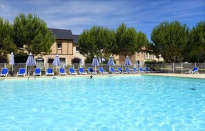 Pool - Apartment in France With Pool Views (Montignac)