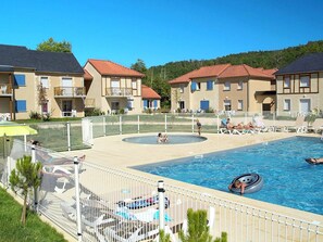 Pool - Apartment in France With Pool Views (Montignac)