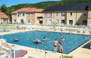 Pool - Apartment in France With Pool Views (Montignac)