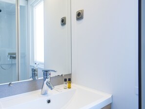Chalet | Bathroom | Shower - Luxury Chalet With air Conditioning 900 m. From the Beach (Vendres)