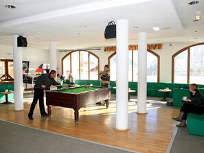 Games room - Poolside Alpine Apartment Stay (Saint-Sorlin-d'Arves)