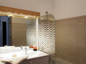 Apartment | Bathroom - Poolside Alpine Apartment Stay (Saint-Sorlin-d'Arves)