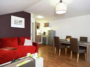 Apartment | Living room - Ski-in Comfort w/ Spa (La Salle-les-Alpes)