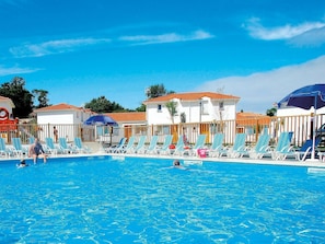 Outdoor pool - Apartment in France Near the Atlantic Coast (Saint-Brevin-les-Pins)