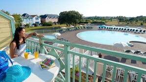 Outdoor dining - Stylish Holiday Home Located Near a Lake in the Vendée (Talmont-Saint-Hilaire)
