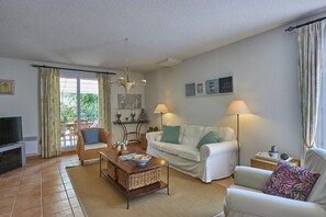 Living room - Family-friendly Provence Villa (Nans-les-Pins)
