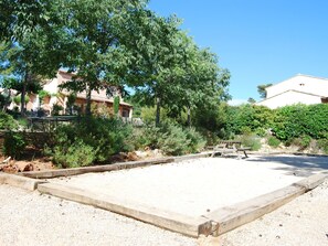 Property grounds - Family-friendly Provence Villa (Nans-les-Pins)