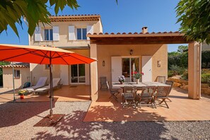 Outdoor dining - Family-friendly Provence Villa (Nans-les-Pins)
