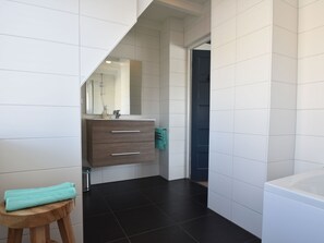 Apartment | Badezimmer | Duschwanne