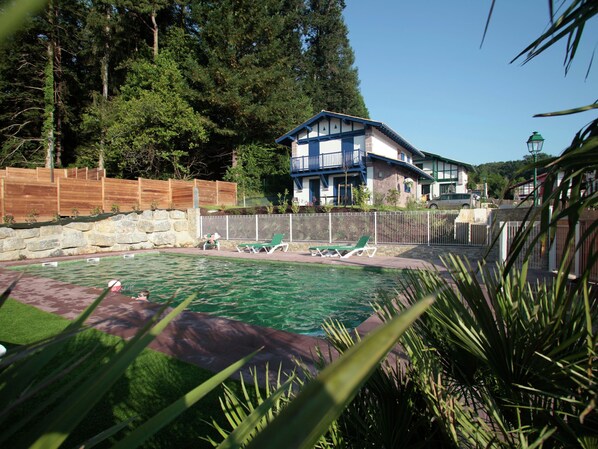 Outdoor pool - Villa in Basque Style Near Sea (Urrugne)